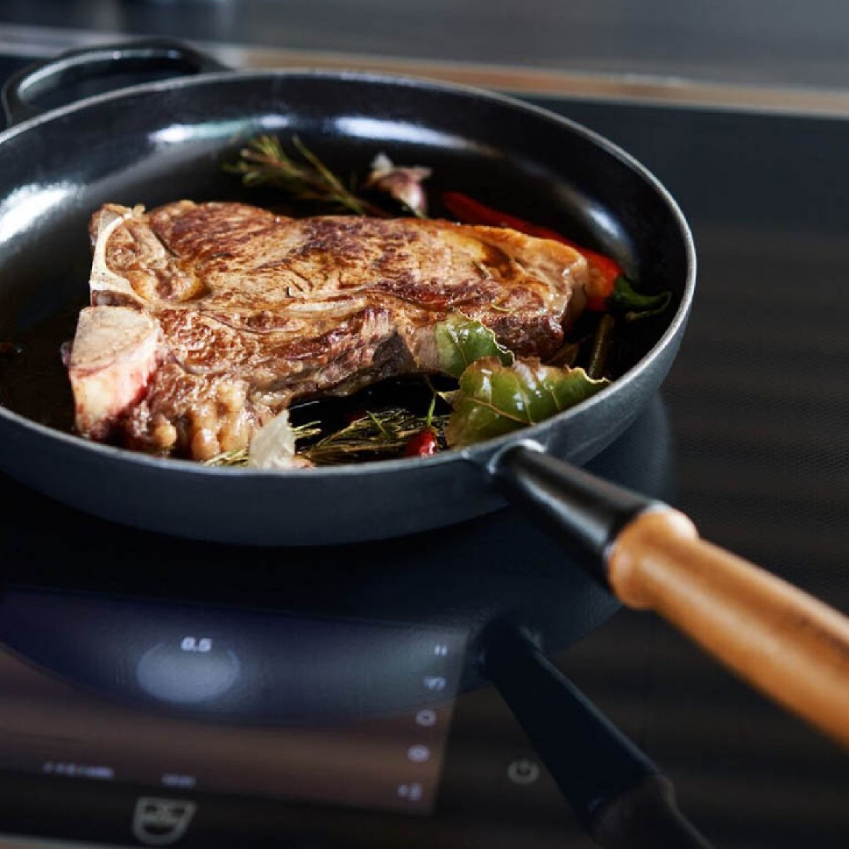 Le Creuset Tiganj Od Livenog Gvožđa Sa Drvenom Drškom,28 Cm, 2.6 L