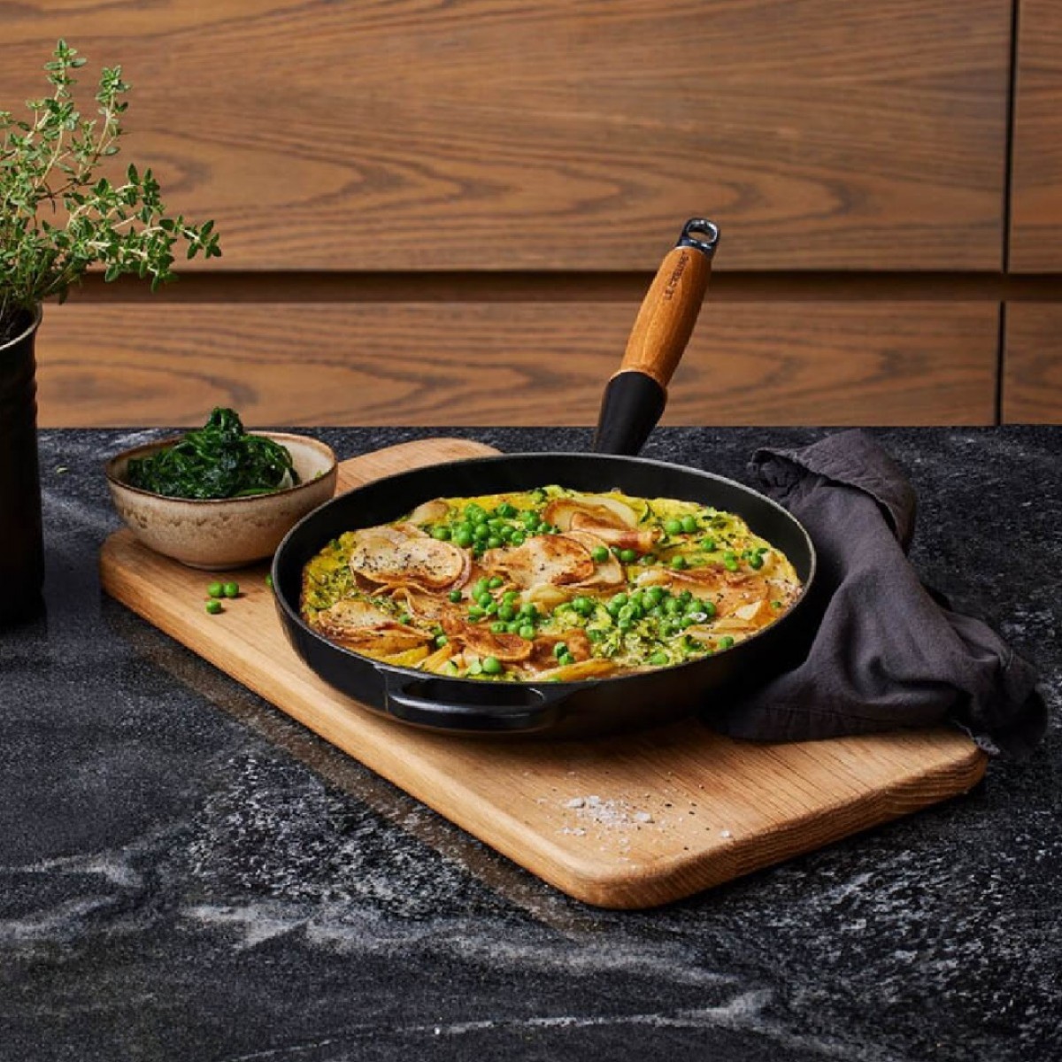 Le Creuset Tiganj Od Livenog Gvožđa Sa Drvenom Drškom,28 Cm, 2.6 L