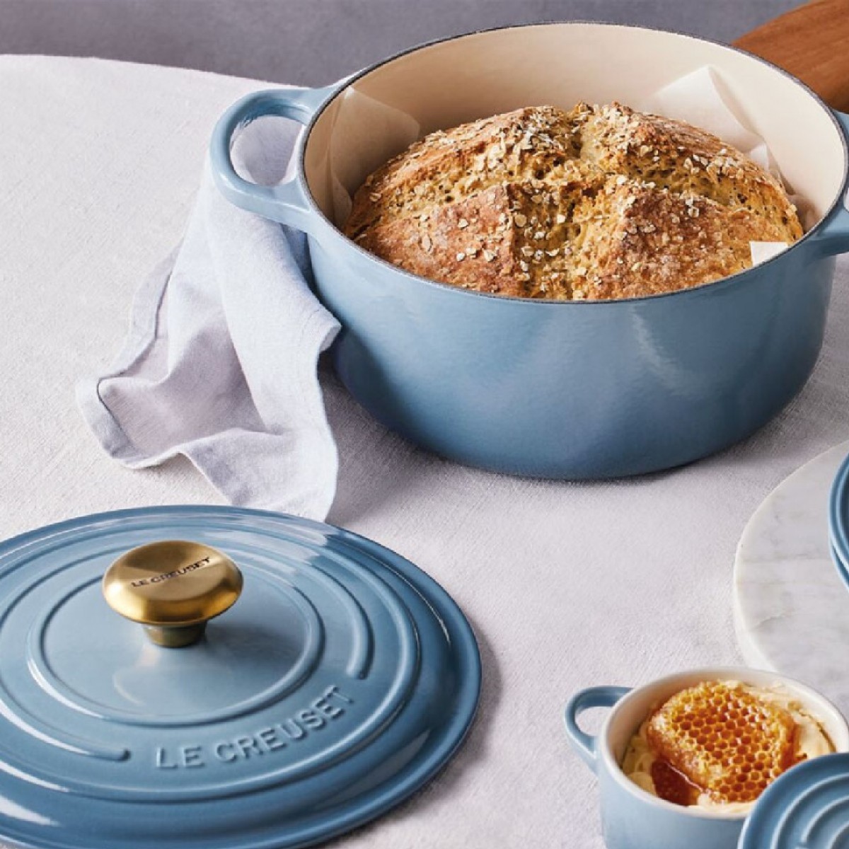 Le Creuset Okrugla Kaserola Od Livenog Gvožđa Sa Dugmetom U Boji Zlata, 28 Cm, 6.7 L Le Creuset Okrugla Kaserola Od Livenog Gvožđa Sa Dugmetom U Boji Zlata, 28 Cm, 6.7 L
