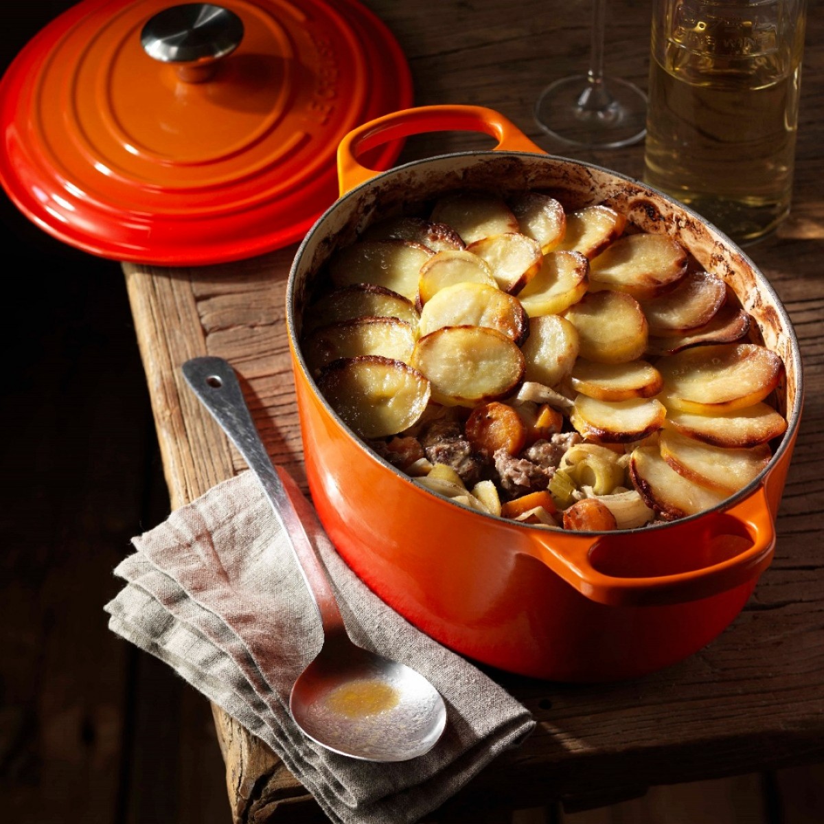 Le Creuset ovalna kaserola od livenog gvožđa, 35 cm, 8.9 l Le Creuset ovalna kaserola od livenog gvožđa, 35 cm, 8.9 l