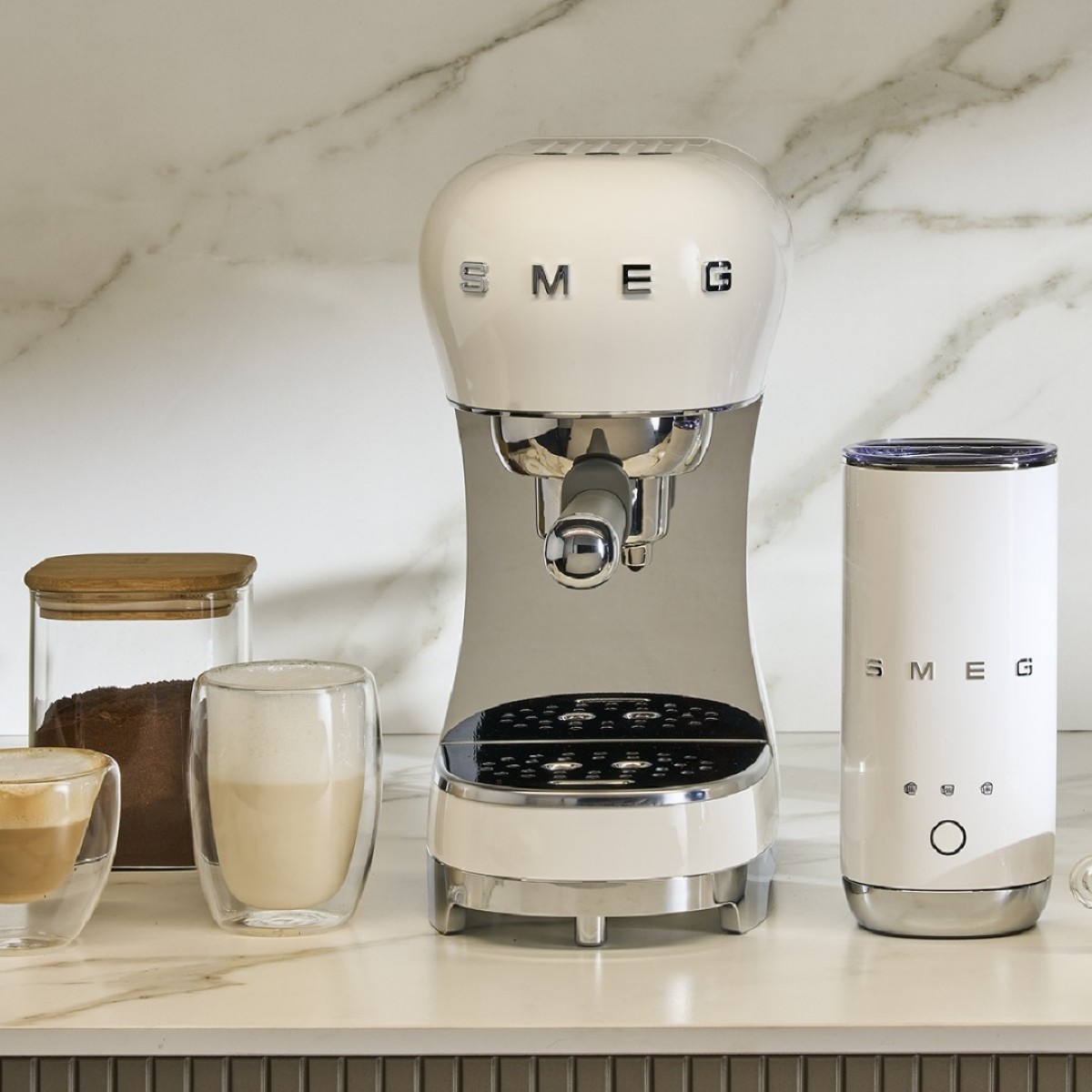 Smeg Ecf12Wheu Set Aparat Za Espresso I Aparat Za Mlečnu Penu Smeg Ecf12Wheu Set Aparat Za Espresso I Aparat Za Mlečnu Penu