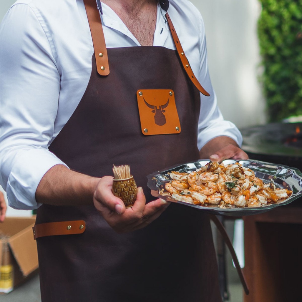 Delvache Italian Chef Tamno Braon Kožna Kecelja Sa Amblemom Delvache Italian Chef Tamno Braon Kožna Kecelja Sa Amblemom